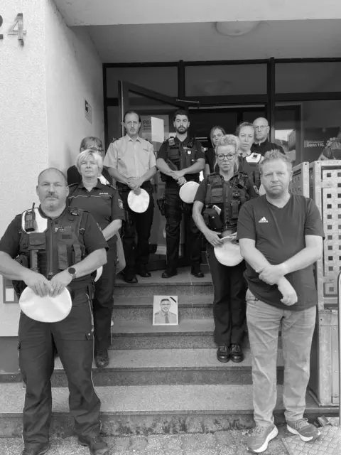 Die Polizeibediensteten versammelten sich u.a. vor der Wache in Meinerzhagen, um des getöteten Kollegen im Saarland zu gedenken. | Foto: Polizei MK