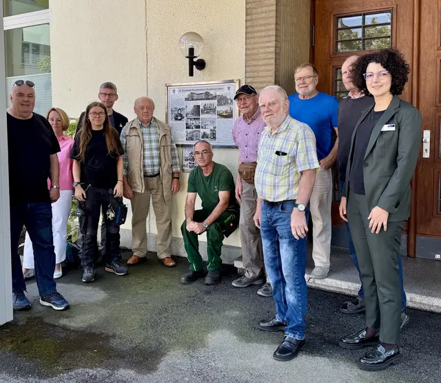 Betriebsleitung des St. Elisabeth-Krankenhauses und Mitglieder des Kulturförderkreises eröffnen die neue Gedenktafel | Foto: CB