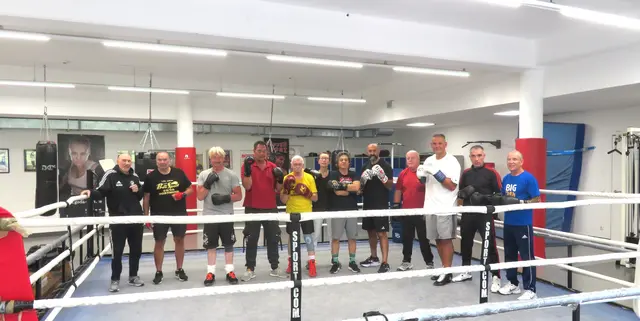 Eine Gruppe Freizeitboxer stellt sich zum Bild. In der Mitte,
die Arme vor dem Brustkorb, Dr. med. Jörg-Michael Strube.