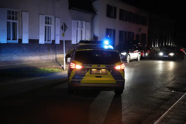 Bild Schepers Text Polizei Wesel  / Verkehrsinsel stoppt 30-jährigen Mann nach Fahrt mit hoher Geschwindigkeit