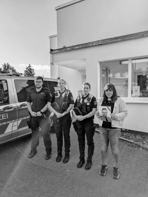 Die Polizeibediensteten versammelten sich u.a. vor der Wache in Halver, um des getöteten Kollegen im Saarland zu gedenken. | Foto: Polizei MK