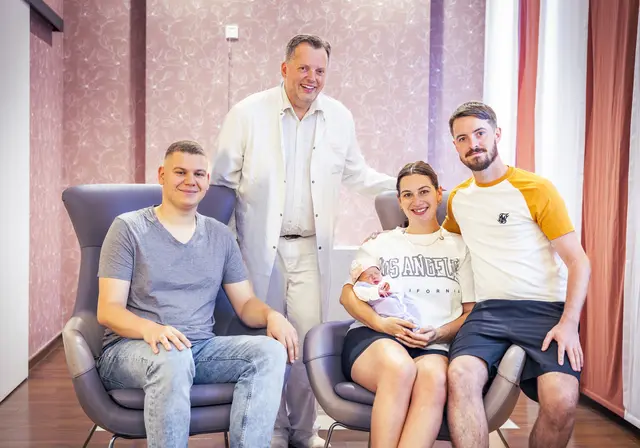 Prof. Dr. Sven Schiermeier, Chefarzt der Frauenklinik und Geburtshilfe des Marien Hospital Witten und Direktor des Zentrum für Frauenheilkunde und Geburtshilfe der St. Elisabeth Gruppe (m.) gemeinsam mit den Geburtstagskindern Tom Diesinger (l.), Sina Hanfmann und Baby Maluna sowie mit Vater Marc Hanfmann (r.). | Foto: St. Elisabeth Gruppe