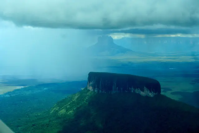 Mit der Cessna mussten wir erst einige Tafelberge umfliegen um zum Salto Ángel zu kommen.