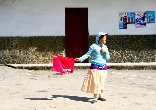 Wenn Polizisten zur Wahl gehen....managen ihre Frauen den Verkehr.