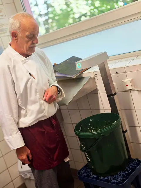 Kuchenleiter Frank Otto erfasst, unterstützt durch Künstliche Intelligenz, die Lebensmittelüberhänge im AWO Seniorenzentrum Karl-Jarres-Straße. | Foto: AWO Bezirksverband Niederrhein