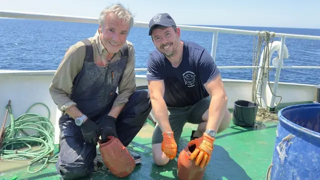 Eine Sisyphos-Arbeit: Hannes Jaenicke und Peter Hammarstedt, dem weltweiten Kampagnenleiter von "Sea Shepherd" mit illegalen Oktopus-Fangtöpfen in Griechenland.  | Foto: Markus Strobel / Tango Film GmbH.