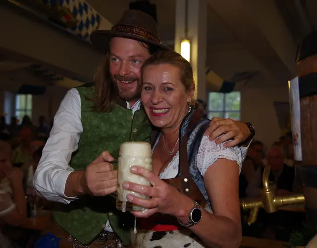 Ein Prosit der Gemütlichkeit: Dampfe-Geschäftsführer Martin Grahl und Mitarbeiterin Susanne Goldstein. | Foto: Dampfe