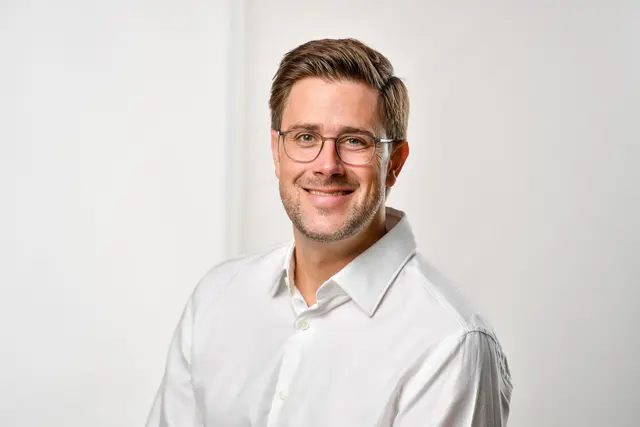 Dr. Ulrich Suter ist Handchirurg. Er steht den Teilnehmenden des Infoabends für alle Fragen rund um das Thema "Daumensattelgelenksarthrose und Co" zur Verfügung.  | Foto: Contilia