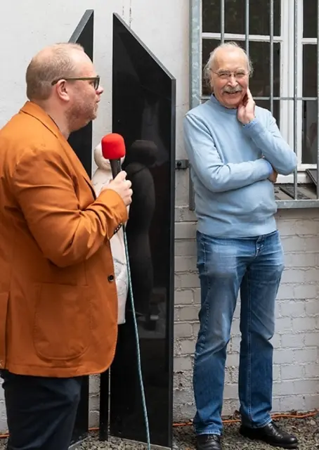 MdB Helge Lindh bei seinem Vortrag zum Thema Grundgesetz in der Ruhr Gallery - hier mit Künstler Reinhard Fingerhut | Foto: Jürgen Brinkmann