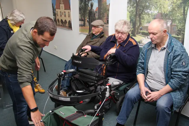 Thorben Borger vom Sanitätshaus Borger klärt beim Rollatoren-Check des Seniorenbeirats über mögli-chen Reparaturbedarf auf | Foto: und Text Rüdiger Haake SBR Haltern