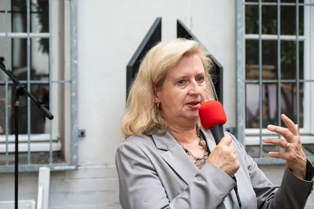 Prof. Dr. Irene Daum führte in die Ausstellung ein "GRUNDGESETZ - Wir können uns auf nichts berufen" | Foto: Jürgen Brinkmann