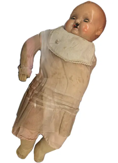 Das beigefügte Foto zeigt eine Puppe, die ein kleines Mädchen, das nach dem Massaker tot auf der Dorfstraße von St, Anna di Stazzema gefunden wurde, noch im Arm hielt, der Puppenkopf durchschlagen von der Kugel, die das Mädchen tötete.