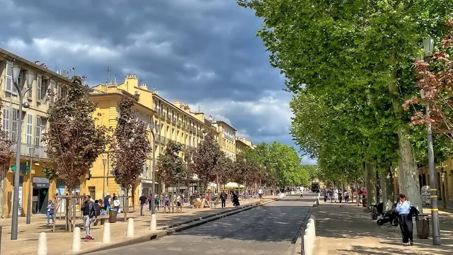 Der Cours Mirabeau ist die Flaniermeile von Aix-en- Provence, gesäumt von Platanen, prächtigen Bauten, Cafés und Restaurants. | Foto: ©Margot Klütsch
