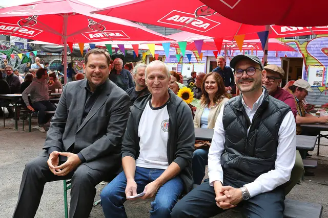 V.l.n.r.: Oberbürgermeister Daniel Schranz, André Wilger und Benedict Neugebauer (beide Jugendclub Courage e.V.), Foto: Stadt Oberhausen/Carsten Walden | Foto: Stadt Oberhausen / Carsten Walden