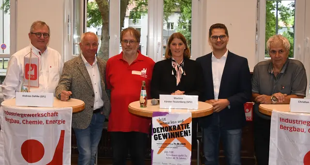 Sie sorgten für spannende zwei Stunden Diskussion von links: Udo Kath (Moderator), Andreas Dahlke (GFL), Ulrich Pietsch (IGBCE), Martina Förster-Teutenberg (SPD), Dr. Christian Klicki (CDU), Jörg Holländer (Moderator). | Foto: Foto: Dieter Börner