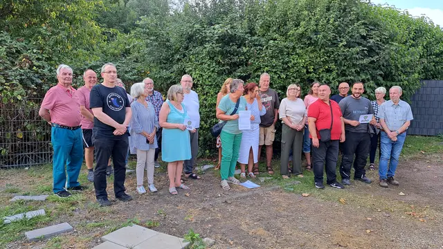 Ortstermin in Brauck: Erleichtert erfuhren die Anwohner der Franzstraße, dass das Waldstück hinter ihren Häusern vorerst nicht gerodet wird. Dafür hatten sich die Fraktion "Soziales Bündnis" (BIG und DKP) und der BUND gemeinsam eingesetzt und so die umweltfreundlichen Pläne der Stadt Gladbeck gestoppt.  | Foto: Soziales Bündnis 