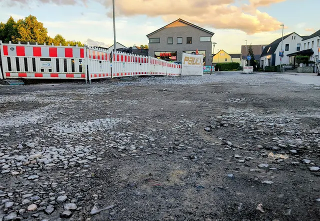 Straße am Marktplatz Hünxe mit Schlaglöchern und Unebenheiten. | Foto: Benedikt Lechtenberg