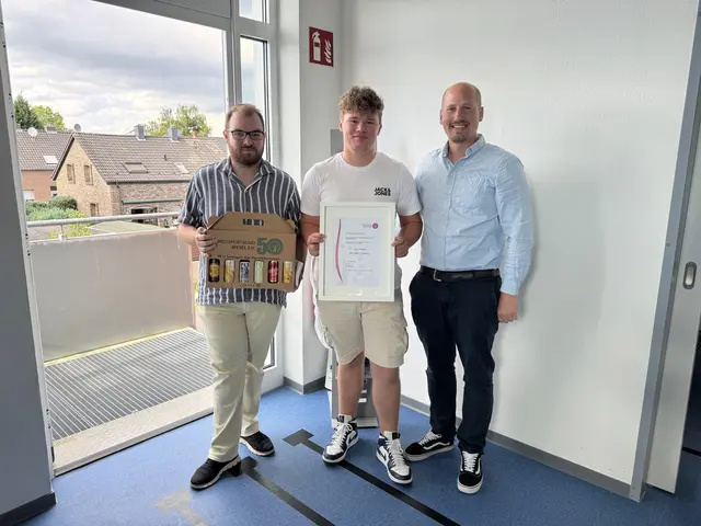  Pascal Smit (Jugendvertreter KSB Wesel), Leon Jochems, Sven Kattelans (Ortsgruppenleiter DLRG Moers-Rheinkamp e.V.) | Foto: Sven Kattelans