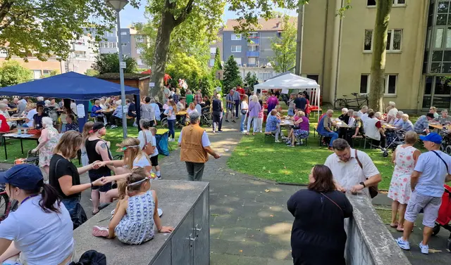 Das jährliche Inklusive Sommerfest in Neumühl, gemeinsam vorbereitet und organisiert von behinderten und nichtbehinderten Menschen, erfreut sich stets großer Beliebtheit, wie das Foto aus dem vergangenen Jahr beweist.
Foto: Reiner Terhorst
