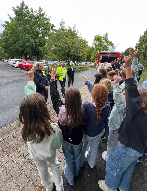 Die Busschule der Märkischen Verkehrsgesellschaft machte Halt am Hemberg. Mitarbeiter der MVG und Polizeibeamtinnen erklärten, worauf es ankommt beim sicheren Busfahren. | Foto: Polizei MK