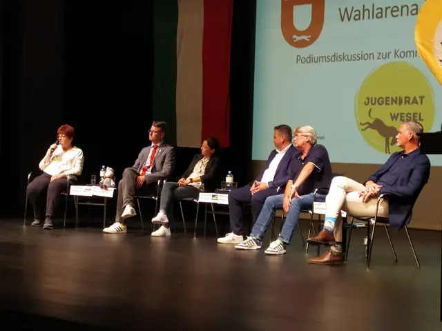 Das Podium:
von links: Barbara Wagner (Die Linke), Marcel Schoierer (Die PARTEI), Christina Heumann (GRÜNE), Rainer Benien (SPD), Jürgen Lantermann (WfW), André Nitsche (CDU)