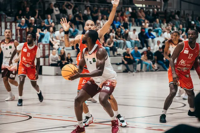 Sadiq Ajagbe mit Fokus auf den Korb | Foto: cnipsr