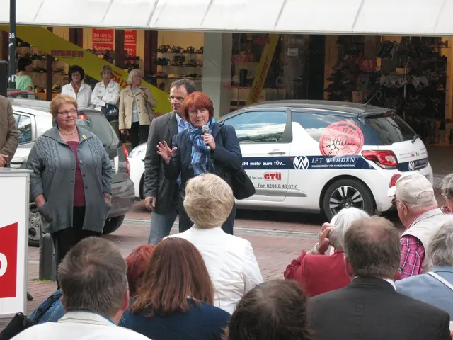 Im Jahre 2011 auf dem Kirchvorplatz bei der “Denk.bar” ihres SPD-Ortsvereins Holsterhausen in der Diskussion mit Vereinsvertreter*innen und Bürger*innen. Links neben ihr die ehemalige Bezirksvertreterin Karin Sidiropoulos, hinter ihr TVG Holsterhausen Präsident Peter Wehr.