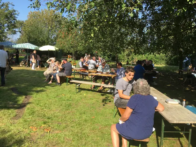 Streuobstwiesenfest 2021 - vorne rechts MdB Jan Dieren im Gespräch mit Ursula Elsenbruch