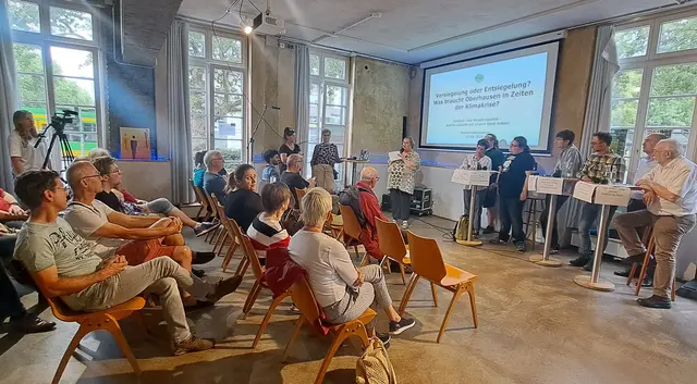 Oberhausener Kandidierende für den Stadtrat stehen Rede und Antwort. Gut 3 Dutzend Interessierte im Veranstaltungssall neben dem Hauptbahnhof
hören zu und stellen daraufhin ihre Nachfragen. | Foto: Walter Wandtke