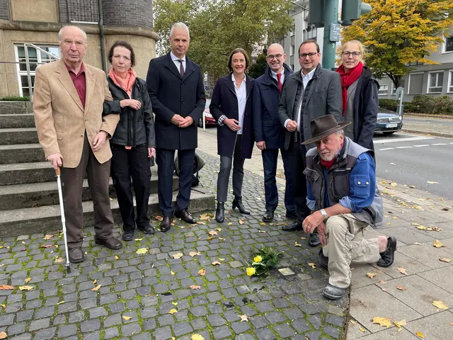 Einlassung des Stolpersteins vor dem Haus der Emschergenossenschaft: (v.l.) Johannes Gorlas, ehemaliger Ingenieur und DGB-Vorsitzender in Essen, Projektleiterin Martina Gorlas, Klaus Kaiser, Historischer Verein Essen, Dr. Dorothea Voss, Vorstand EGLV, Thomas Imberg, VHS Essen, Oberbürgermeister Thomas Kufen, Künstler Günter Demning (Copyright Moritz Leick, Stadt Essen)