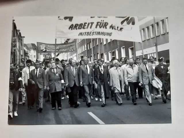 In den 1980er Jahren führte der Demonstrationszug des DGB am 1, Mai vom Frohnhauser Markt bis zum Kennedyplatz. (v.l.) Fritz Kinnigkeit, Bürgermeister, Karl-Heinz Völker, Bevollmächtigter der IG Metall, Johannes Gorlas, DGB-Vorsitzender in Essen, Willy Brandt, SPD-Bundesvorsitzender, Peter Reuschenbach, Bundestagsabgeordneter, Helmut Karnath, Bürgermeister, (ganz rechts) Herbert Vaupel, Bezirksvertretung III