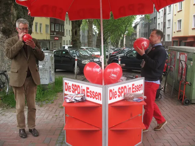 Marcus Juchem zusammen mit dem damaligen Ratsherrn Hans Aring bei der Vorbereitung des Wahlkampfstands.