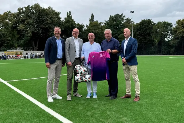 Große Freude bei der Übergabe des Kunstrasenplatz an den SC Hertha Hamborn: im Bild v.l. Sparkassenvorstand Helge Kipping, OB Sören Link, Hertha-Vorsitzender Christian Birken, FVN-Vorsitzender Peter Frymuth und Dennis Klasnitz von Duisburg-Sport.
Foto: Sparkasse Duisburg 
