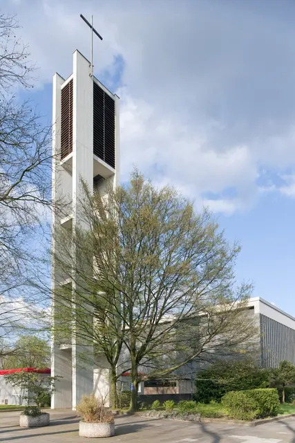 Im Bild die Versöhnungskirche Großenbaum, in deren Schatten auf der Gemeindewiese die Kinderkleider- und Spielzeugbörse startet.
Foto: Tanja Pickartz
