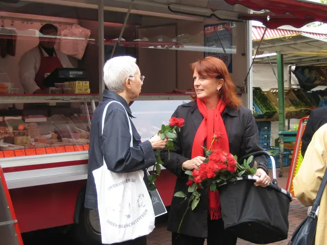 Britta Altenkamp im Landtagswahlkampf 2005 im Gespräch mit einer Bürgerin auf dem Holsterhauser Markt. Ihre direkte und zupackende Art kam bei der Mehrheit der Holsterhauser Wählerinnen und Wählern an.