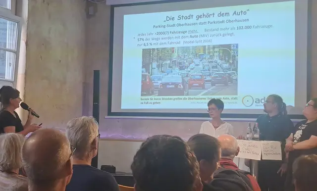 Viele Städte haben sich bereits per Stadtratsbeschluß das offizielle Ziel gesetzt innerhalb einerbestimmten Zeitspanne den Verkehr neu auf zu teilen. Vom bisherigen totalen Überwicht des Autoverkehrs auf eine 25%-Lösung hinarbeiten. Das hieße nur noch 25 % des städtischen Verkehrs werden per PKW zurückgelegt, 25% Fußverkehr, 25% Rad und 25 % ÖPNV mit Bus und Bahn. Das ist fast überall im Ruhrgebiet ein sehr langer Weg, der aber machbar und sogar notwendig ist. | Foto: Walter Wandtke