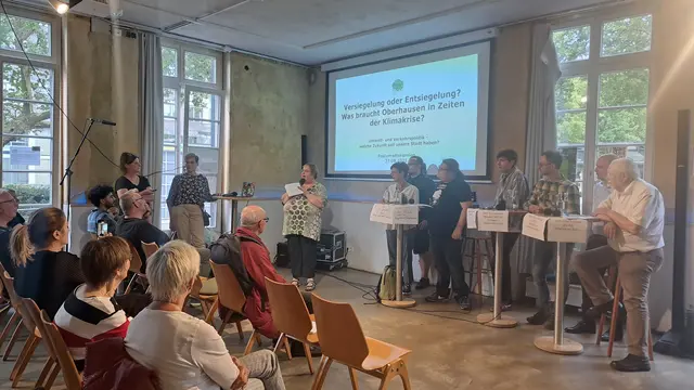 Unsere Großstädte, wie Oberhausen oder Essen werden immer öfter zu gefährlichen Hitzeinseln. Entsiegelung zugebauter Stadtviertel ist hier ein wichtiges Gegenmittel - Leider nimmt tatsächlich die Versieglung oft noch zu und zu viele Hausbesitzer freuen sich noch immer über pflegeleichte Steinwüsten vor der Haustür, die sie aber Steingärten nennen. | Foto: Walter Wandtke