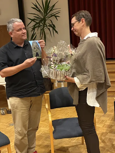 Markus Thröner vom Hospizkreis bedankt sich bei Monika Vogeler für die Lesung. (Ilona Düppe)