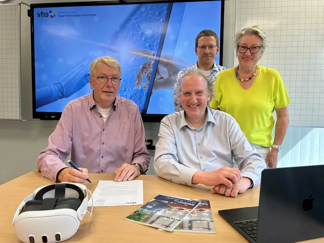 v.l.: Rainer Rabsahl (Seniorenbeirat), Andreas Brinkmann (vhs), Sebastian Kleiber-Lampe (vhs) und Annemarie Gerlach (Seniorenbeirat) freuen sich über die Zusammenarbeit. | Foto: vhs Wesel-Hamminkeln-Schermbeck