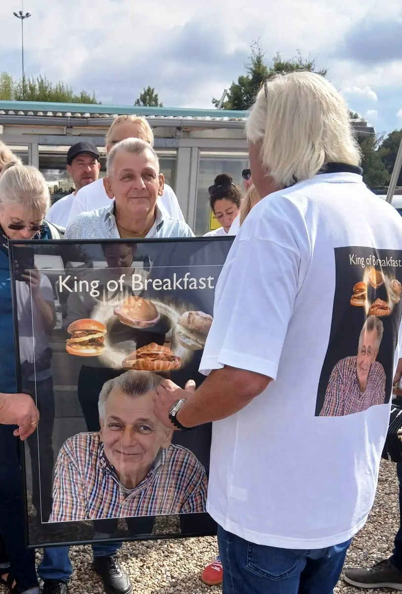 Alle Fans kamen im T-Shirt mit dem Konterfei des neuen KING OF BREAKFAST zum Jubiläumsfrühstück an die B1 | Foto: Bernd Kirstein