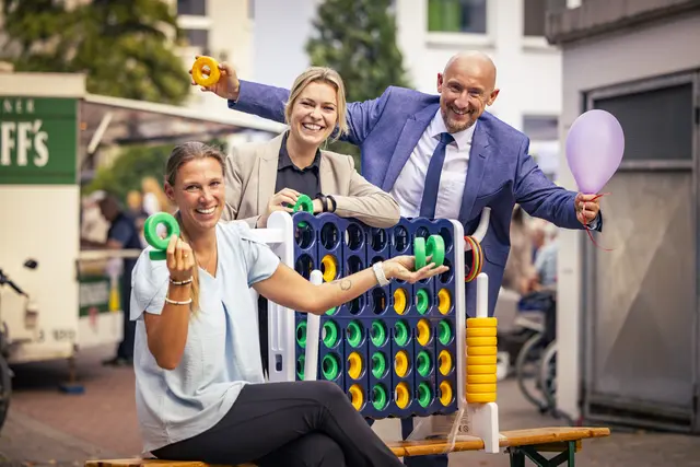 Bewohner, Angehörige und Mitarbeitende des St. Elisabeth Stift genossen einen entspannten Nachmittag beim Sommerfest auf dem Gelände an der Sodinger Straße.