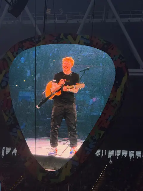 Düsseldorf: Ein Weltstar auf "Tuchfühlung" in der Merkur-Spiel-Arena.  | Foto: Andrea Becker
