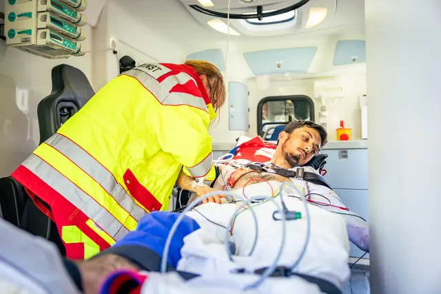 Ein Verletzter wird für den Abtransport im Rettungswagen vorbereitet. | Foto: St. Elisabeth Gruppe