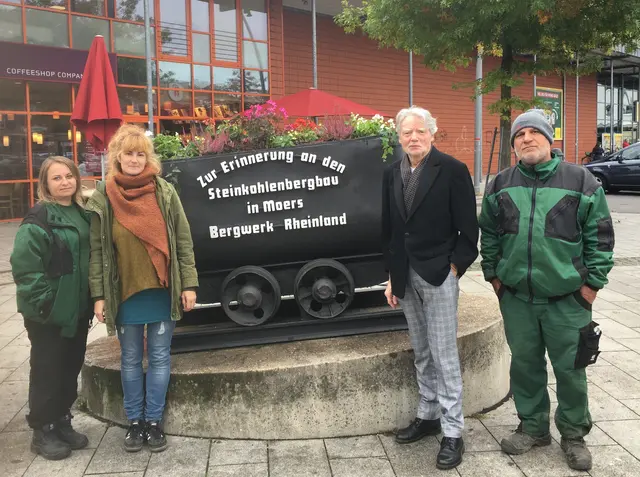 Konrad Göke mit dem Team der Tuwas Genossenschaft eG, das die Lore am Repelener Markt zum Tag der Demokratie 2024 neu bepflanzt hat