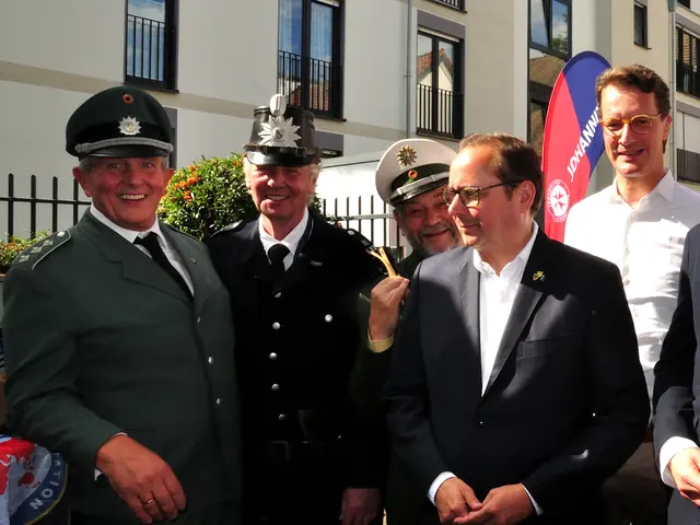 Ministerpräsident Wüst und Oberbürhermeister bei den historischen Polizisten | Foto: Uwe Klein