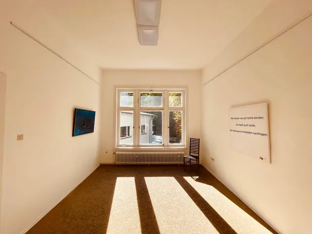 Manfred Dahmen "BLAU, BLAU, BLAU blüht der Enzian" in der Schau zum "Grundgesetz - Wir können uns auf nichts berufen" in der Villa Artis (noch bis 28.09.2025) | Foto: Mülheimer Kunstverein KKRR