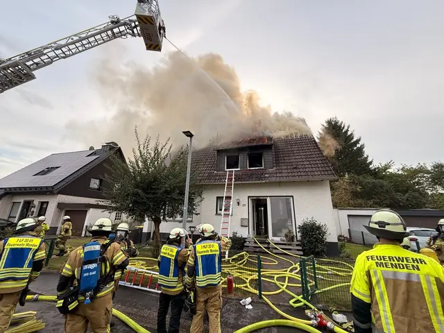 Nach der Rettung der Personen wurde die Brandbekämpfung auch über die Drehleiter vorgenommen | Foto: Freiwillige Feuerwehr Menden