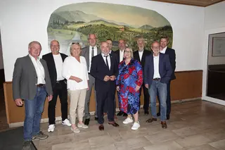 von Links erste Reihe: Kassierer Rolf Schönert, Beisitzerin Oeventrop Elke Neuhaus-Schuh, Bürgermeister Ralf Paul Bittner, Beisitzerin Glösingen Laura Kossmann, Bezirksausschussvorsitzender Gerd Stodollick
von Links zweite Reihe: Geschäftsführer Thomas Röttger, 1. Vorsitzender Bernhard Kraas, Beisitzer Dinschede Ludger Schäfers, 1. Vorsitzender vom Landesverband Prof. Jürgen Ulrich, 2. Vorsitzender Ulrich Grewe und Geschäftsführer vom Landesverband Tim Treude
