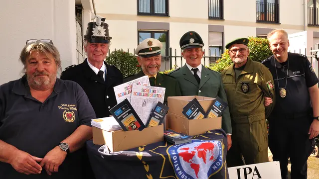 Verschiedene Polizeiepochen dargestellt in den jeweiligen Uniformen | Foto: Uwe Klein