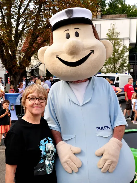Poliziste Anton musste war ein gefragtes Fotomotiv. | Foto: Uwe Klein